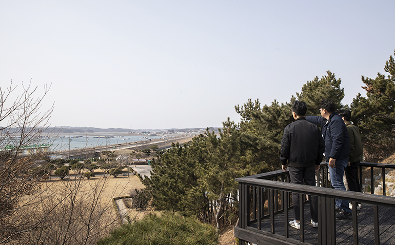 아산기념관 앞 전망대에 선 사우들. 이곳에서는 부남호와 천수만을 가로지르는 서산B지구 방조제를 볼 수 있습니다. 서산간척지 공사 당시, 선대회장은 매일 아침 이 전망대에서 건설 현장을 바라보았다고 합니다. 아산기념관 앞 전망대에 선 사우들. 이곳에서는 부남호와 천수만을 가로지르는 서산B지구 방조제를 볼 수 있습니다. 서산간척지 공사 당시, 선대회장은 매일 아침 이 전망대에서 건설 현장을 바라보았다고 합니다.